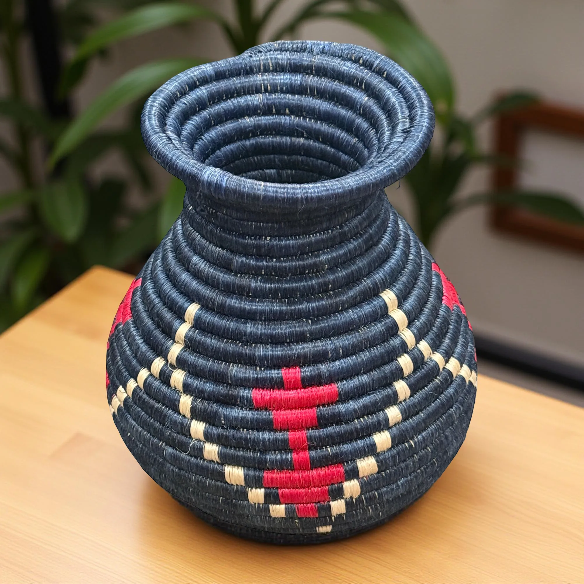Handwoven Sisal Floral Vases in dark blue and red - Image 2
